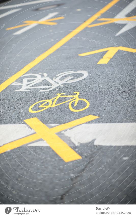 Fahrbahnmarkierung - Fahrrad und Pfeile - Markierungen auf einer Straße - Verkehrsregelung Straßenmarkierung Zeichen Straßenverkehr Fahrradweg Radweg