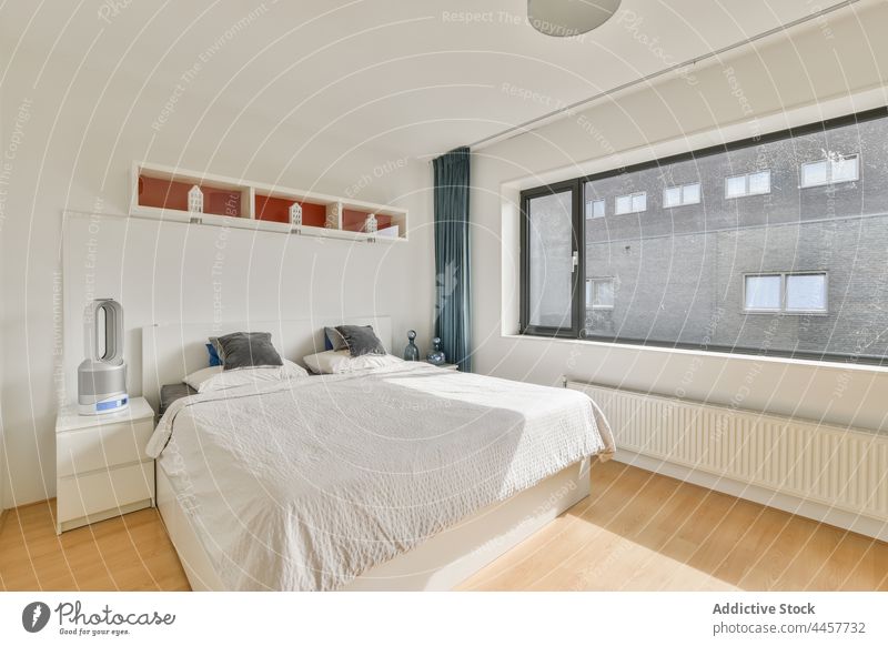 Zeitgenössische Schlafzimmereinrichtung zu Hause im Sonnenlicht Innenbereich Bett Fenster kreativ Design Zeitgenosse Stil Dekor heimwärts Möbel modern Wand