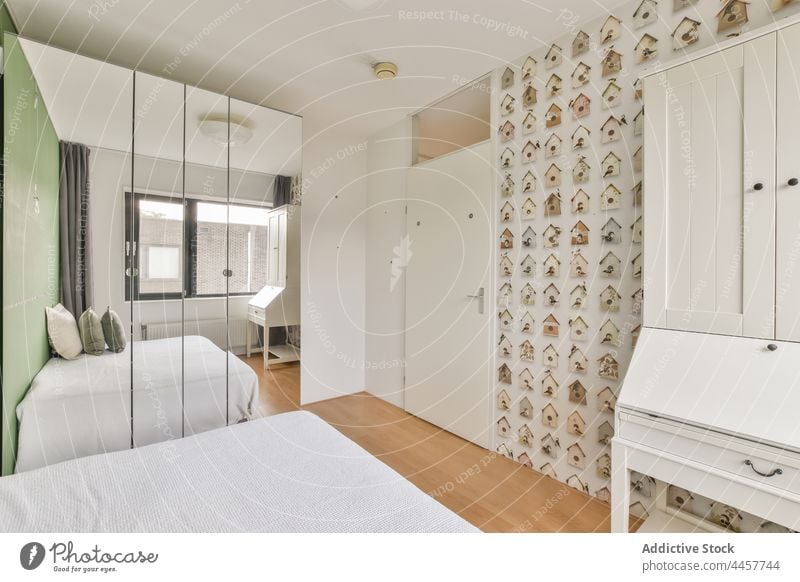 Modernes Schlafzimmer Interieur mit Möbeln zu Hause Innenbereich kreativ Design Muster Spiegel Reflexion & Spiegelung modern Bett Fenster Schreibtisch Wand