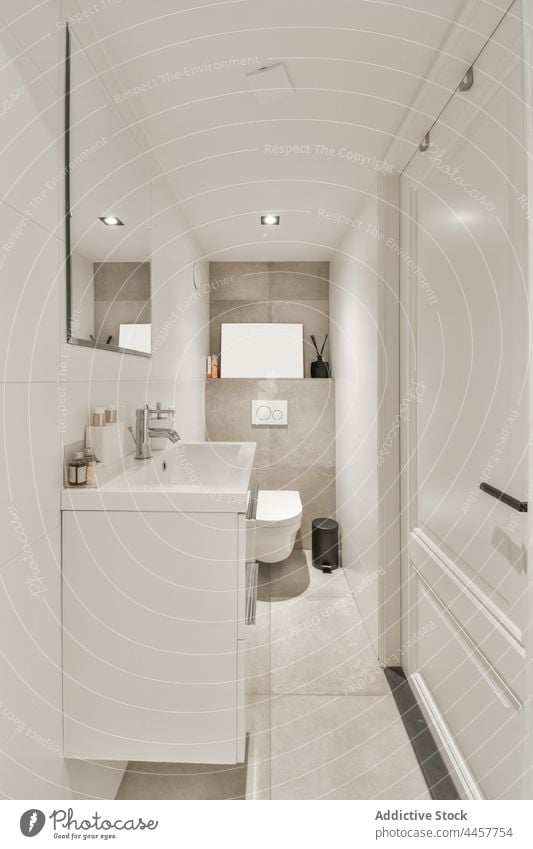 Modernes Badezimmerinterieur mit Waschbecken vor der Tür im Haus Innenbereich Waschtisch Spiegel kreativ Design modern Stil heimisch Zeitgenosse Hygiene
