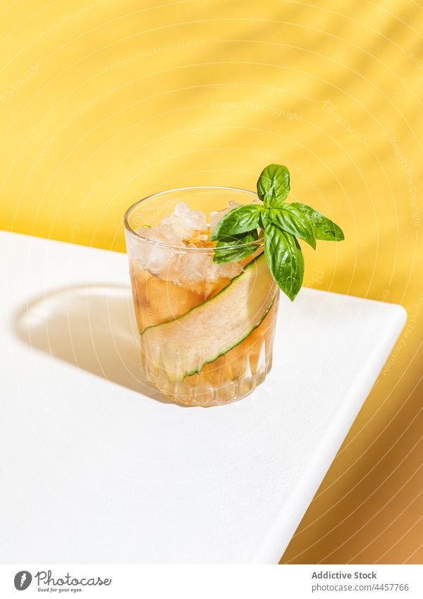 Erfrischungscocktail mit Gurke und Basilikum Cocktail Rum Salatgurke Glas Alkohol dienen Tisch trinken kalt aktualisieren Getränk Scheibe lecker Portion Gemüse