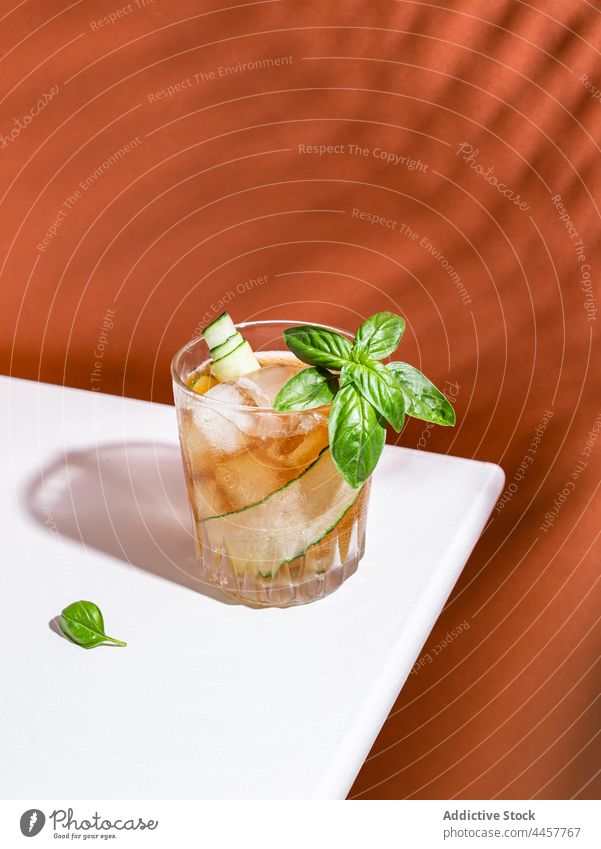 Erfrischungscocktail mit Gurke und Basilikum Cocktail Rum Salatgurke Glas Alkohol dienen Tisch trinken kalt aktualisieren Getränk Scheibe lecker Portion Gemüse