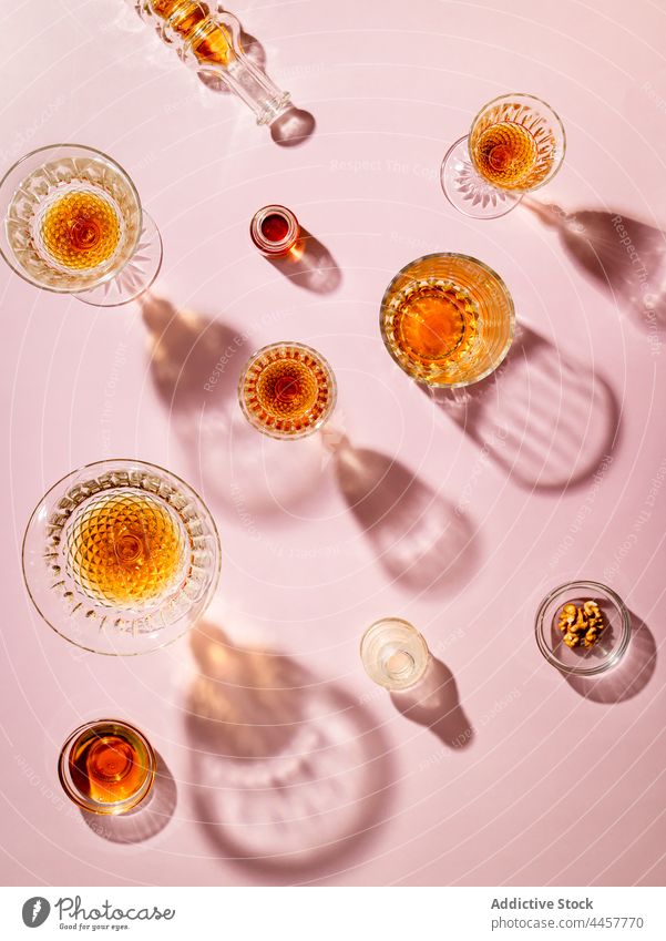 Gläser mit Whiskey werfen Schatten auf den Tisch Glas Kelch Layout sortiert trinken Kulisse Sonnenlicht Erfrischung Alkohol Cocktail kalt dienen Getränk