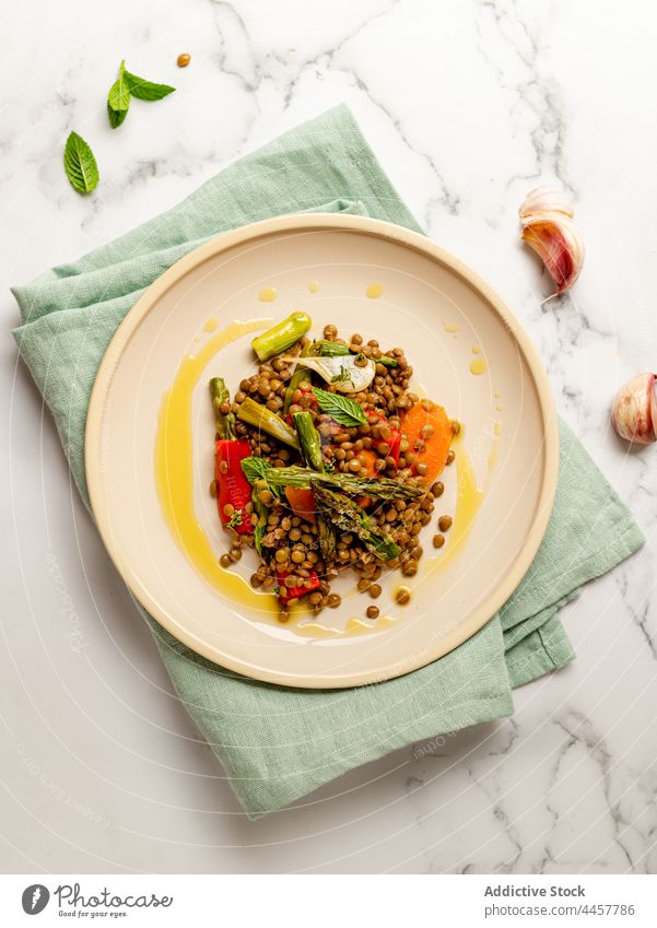 Linsensalat auf einem Teller auf dem Tisch Salatbeilage Speise Gemüse geschmackvoll dienen Mahlzeit Küche Kraut Lebensmittel Feinschmecker Vegetarier Veganer