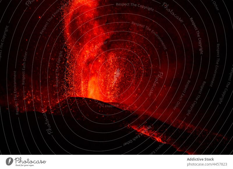 Vulkanausbruch des Cumbre Vieja auf La Palma Kanarische Inseln 2021 Lava Natur gefährlich Explosion Feuer Rauch Magma Krater geschmolzen Umwelt Erde Flamme