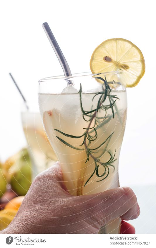 Kropfträger mit Birnencocktail im Glas Cocktail alkoholfrei Person Hand Rosmarin Zitrone Erfrischung trinken kalt Getränk Eis Würfel Frucht süß Zitrusfrüchte