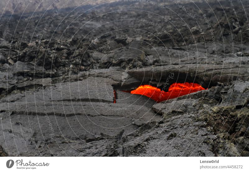 Einblicke in die Lava durch ein herzförmiges Loch in der Nähe des jüngsten isländischen Vulkans, Geldingadalir schwarz geldingadalir heiß Island Landschaft