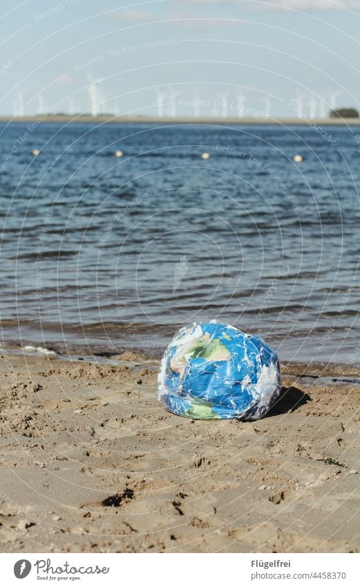 Earth Overshoot Day Erde Weltkugel Wasserball Meer Strand Urlaub Umweltschutz Sand windräder Earthovershootday