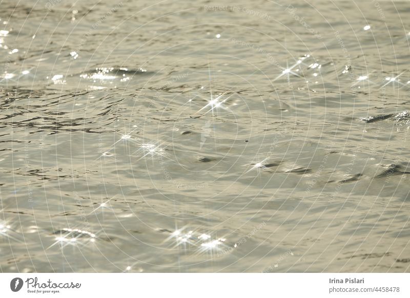 Detail eines Sonnenlichts reflektiert in glitzernden Meer. sparkler im Wasser - Hintergrund. Meerwasser mit Sonne Blendung und kräuseln. Kraftvolle und friedliche Natur Konzept.