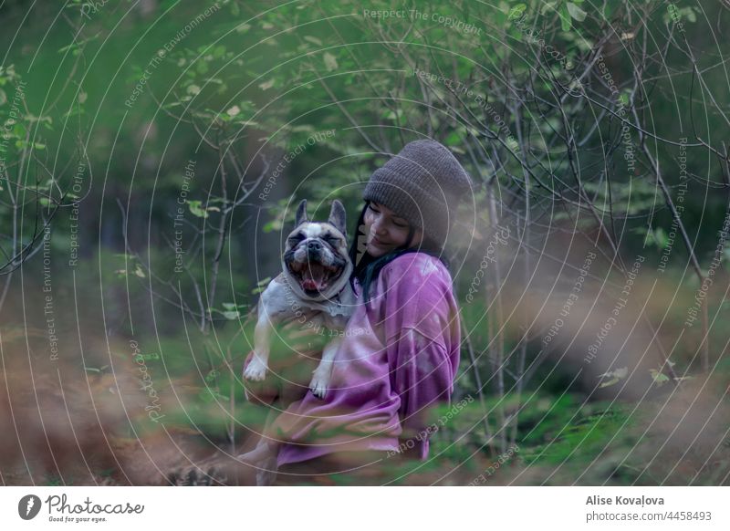 Französische Bulldogge mit ihrem Besitzer Hund Porträt Besitzer mit Hund Tier Tierporträt Person Spaziergang Wald Freizeit Haustier Einen Hund halten