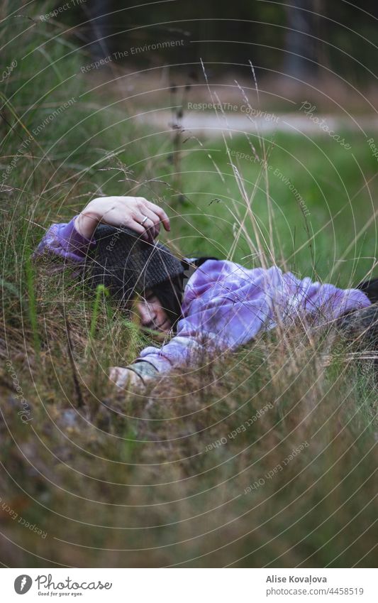 Waldbett Porträt Mädchen schlafen Person ruhen Natur bequem Lügen außerhalb Porträt einer Frau Hut Herbstbeginn Gras Schlafen im Gras aussruhen gemütlich
