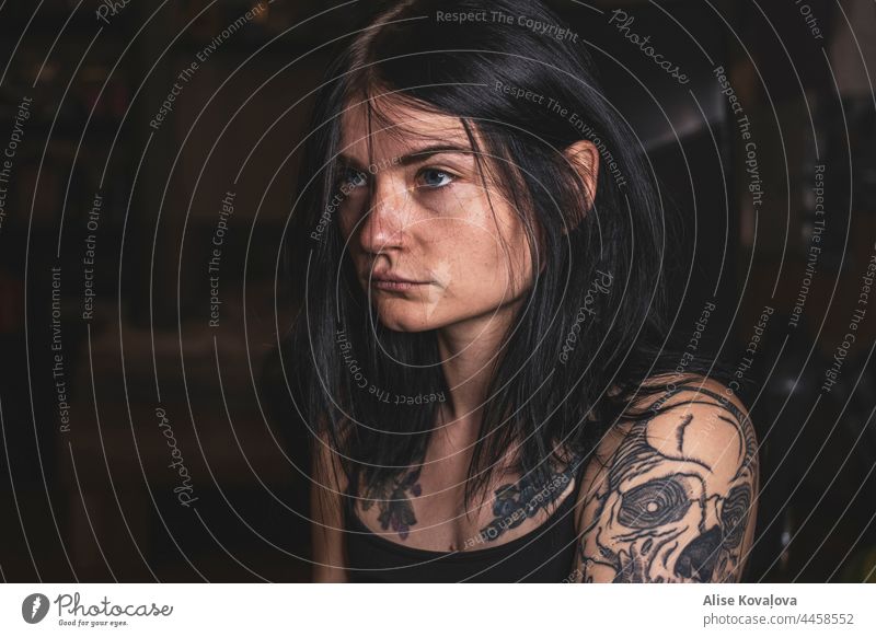 Selbstporträt Mädchen dunkles Haar Tattoos Schwarzes Haar Porträt Selbstportrait anschauend starren Frau Junge Frau schmutziges Haar zuschauend ernst