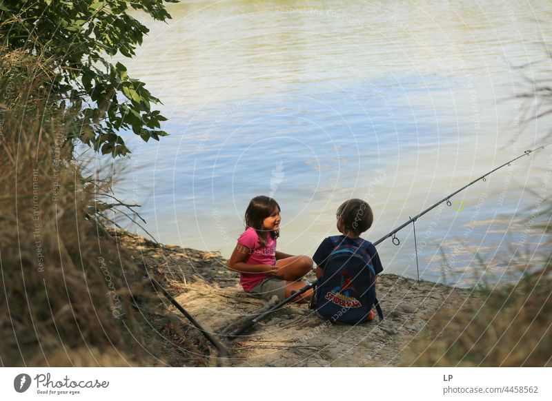 Junge und Mädchen angeln und führen ein tiefes Gespräch lernen Freizeit & Hobby Freude Fisch Spaß Gefühl der Zusammengehörigkeit fangen Fischen Geschwister