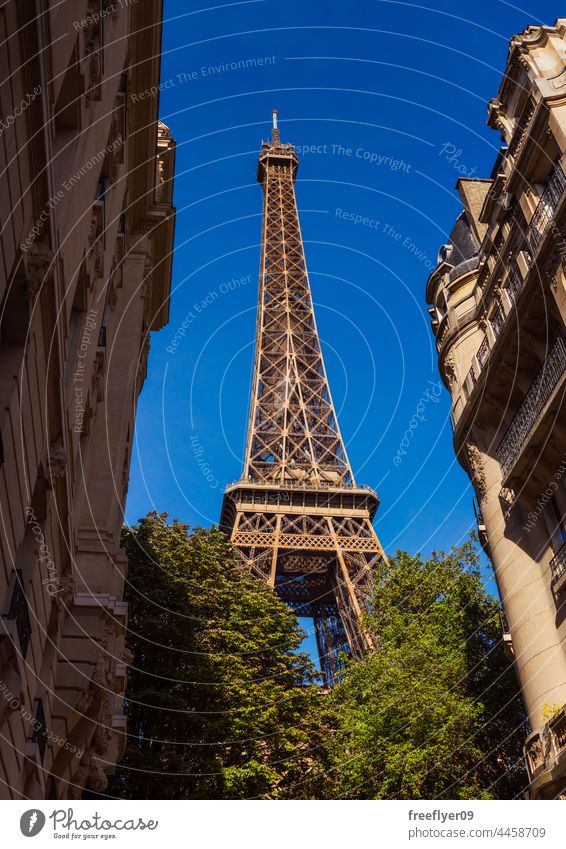 Detail des Eiffelturms mit Wohngebäuden Turm Gebäude Denkmal Paris Frankreich Übergröße historisches Gebäude Großstadt Französisch Wahrzeichen Haus