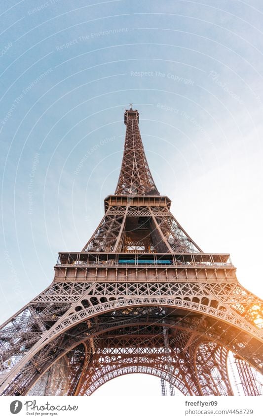 Eiffelturm von unten bei Sonnenuntergang Turm Textfreiraum Tourismus Paris Frankreich reisen Denkmal niemand Struktur international Europa Europäer