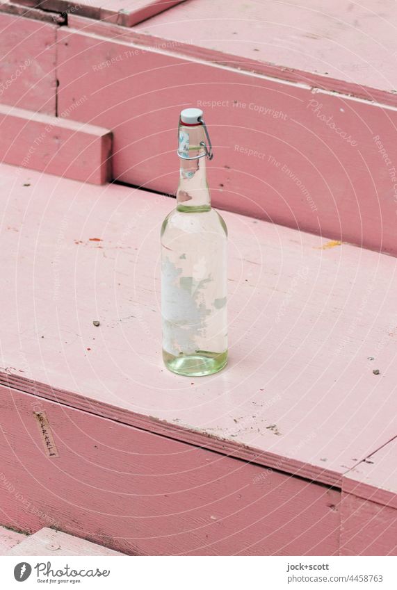 Flasche mit Bügelverschluss steht auf einer Treppe Dinge Hintergrund neutral Glasflasche Verschluss Bügelflasche Design Etikett abgerissen rosa leer abgestellt