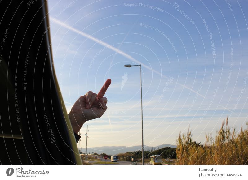 Mittelfinger zu einem Kreuz im Himmel durchkreuzen himmelblau Hand menschliche Hand Mensch Mann Haut gestikulieren zeigen Kommunizieren Gebärdensprache Arme