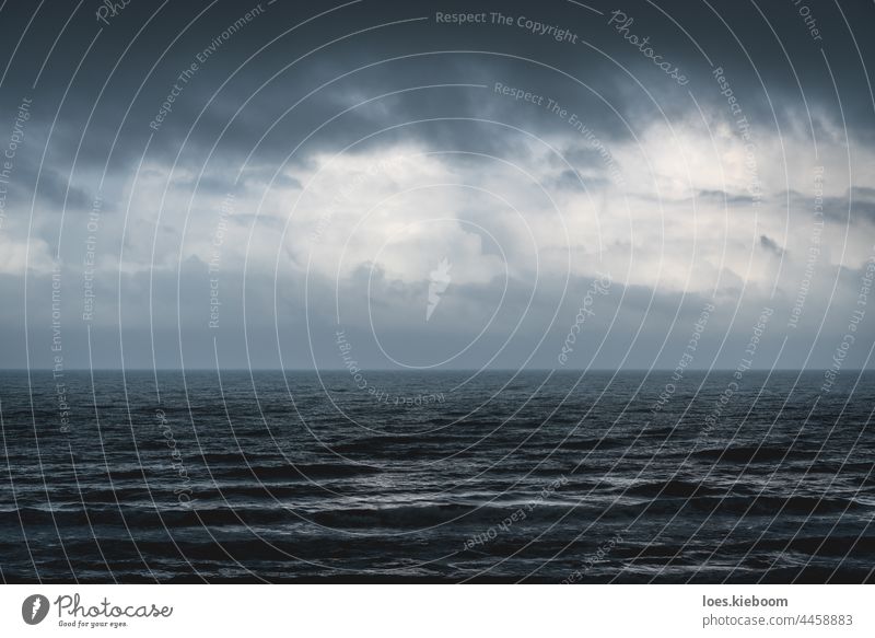 Melancholische dunkelblaue Meereslandschaft mit silbern glänzenden Wellen bei Sturm Wasser MEER winken Unwetter Himmel Wind dramatisch platschen Hintergrund