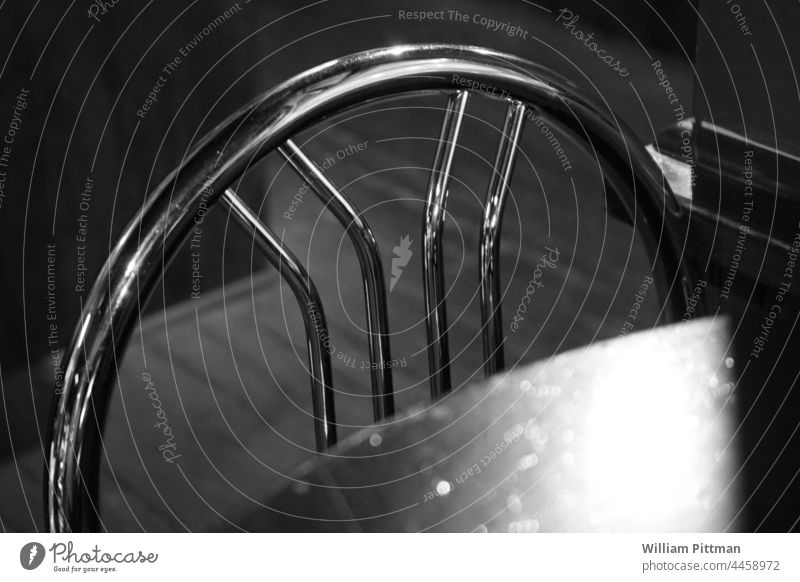 Silberner Stuhl Schwarzweißfoto schwarz-weiß Monochrom Sessellehne Menschenleer sitzen Schatten grau Sitzgelegenheit Windstille Erholung Einsamkeit Möbel