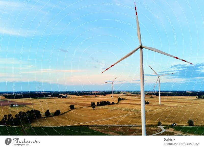 Windturbine auf dem Feld. Windkraft-Energiekonzept Windmühle Erzeuger Turbine tragfähige Energie Windenergie Windkraftanlage Erneuerbare Energie