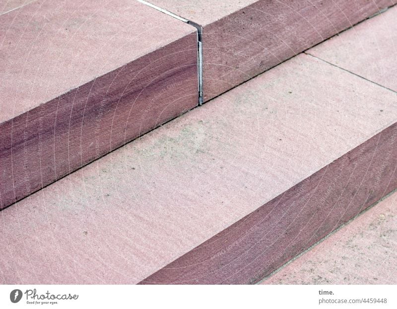 !Trash! | Kunst der Fuge treppe treppenstufe rosa fuge versetzt stein kaputt füllung grünspan parallel diagonal höhenunterschied absatz treppenabsatz urban