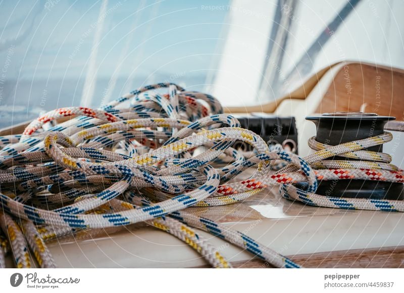 auf hoher See – buntes Segeltau auf einem Segelschiff Segelboot Segeln Segeltörn Schifffahrt Ferien & Urlaub & Reisen Außenaufnahme Farbfoto Jacht Wasser