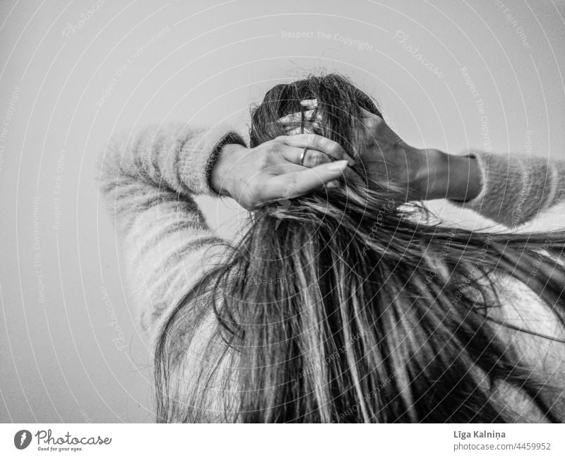 Frau, die ihre Haare aufstellt Frisur Behaarung Kopf Haare & Frisuren Haarsträhne langhaarig feminin lange Haare Junge Frau Mensch hübsch Hände Finger Waffen