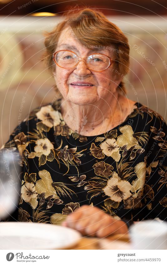 Innenporträt einer Frau in den Achtzigern älter Senior gealtert Porträt in den Ruhestand getreten Abendessen Glück Restaurant genießen 80s Café Mittagessen