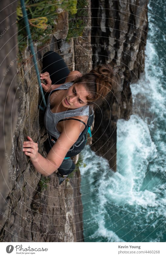Mädchen klettert auf einen Felsen Klettern Aufsteiger Abenteuer Klippe Wasser Mut anstrengen Herausforderung Risiko furchtlos Außenaufnahme Errungenschaft
