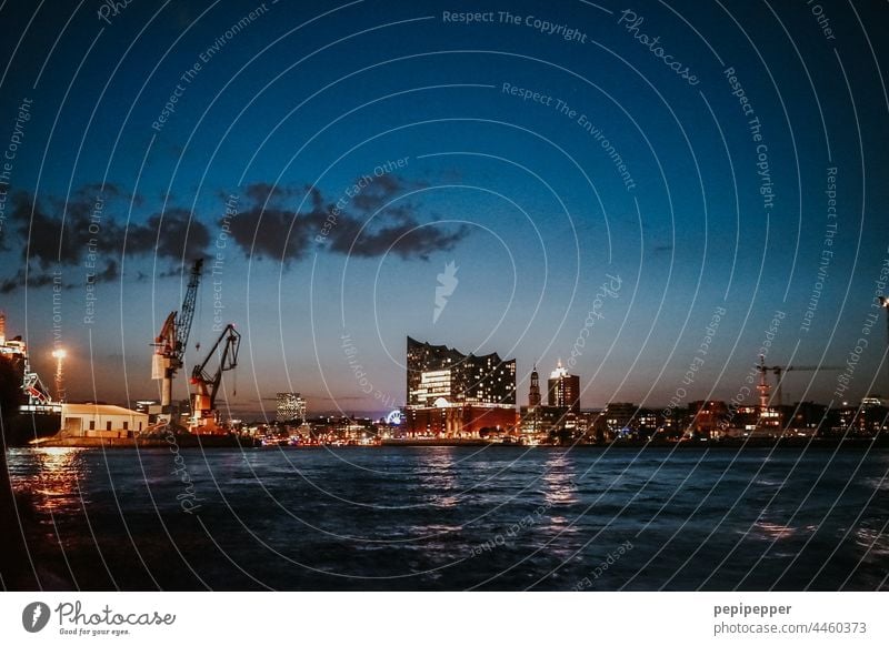 Hamburger Hafen in der Nacht mit Elbphilharmonie Nachtleben Nachthimmel Nachtaufnahme nachts Nachtstimmung Hafenstadt Sehenswürdigkeit Wahrzeichen