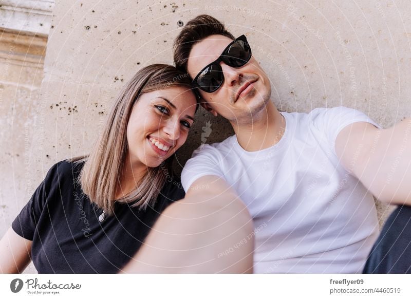 junges Paar bei einem Selfie Liebe heterosexuell junger Erwachsener Freund hübsch Junge heimwärts menschliche Beziehungen Liebhaber Lifestyle Kaukasier stylisch