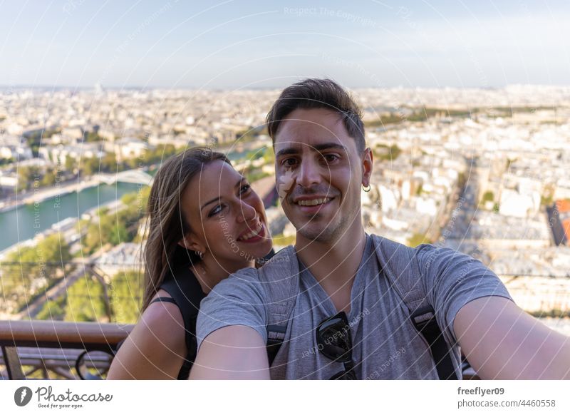 Selfie eines Paares auf der Spitze des Eiffelturms Turm Paris Textfreiraum Frankreich Europa Touristen heterosexuell Liebe jung junger Erwachsener Freund hübsch