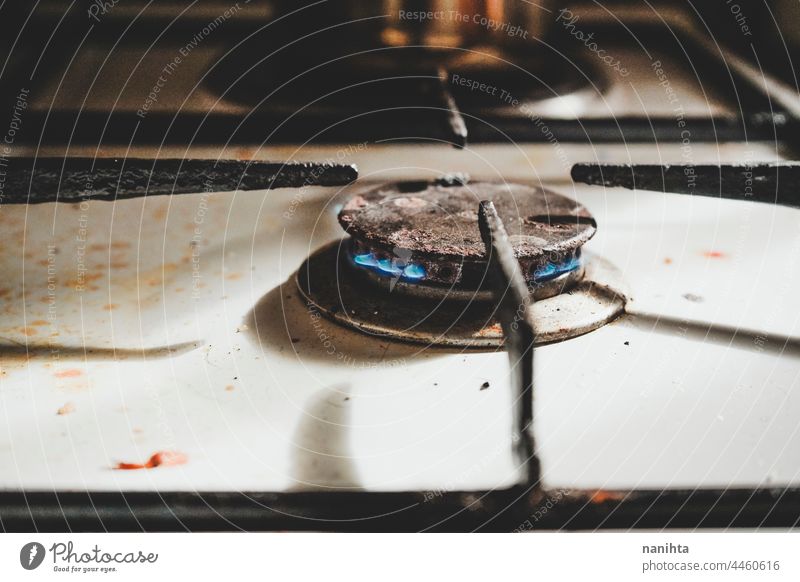 Detail eines alten Gaskochers Butan Feuer Küche Gasherd retro dreckig Fett blau Perspektive verblüht Stil veraltet Antiquität rustikal Grunge Oxid schließen