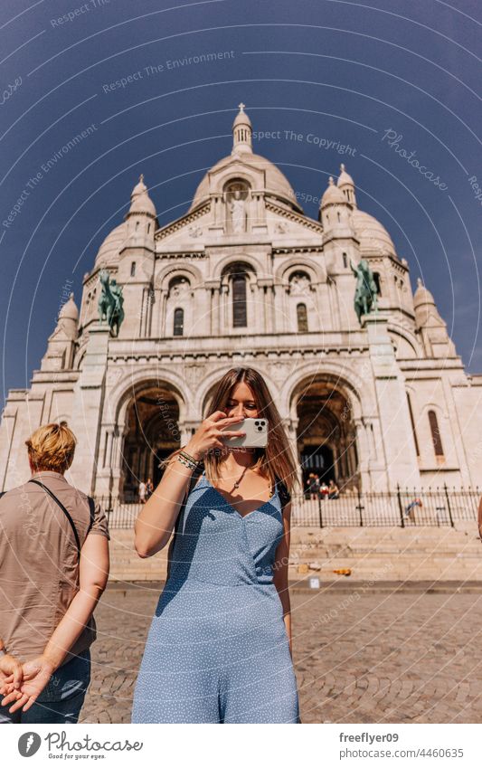 Frau fotografiert mit einem Smartphone vor der Basilika Sacre Coeur Fotografieren Fotokamera laufen Straße Tourist reisen Tourismus Textfreiraum Rucksack Paris
