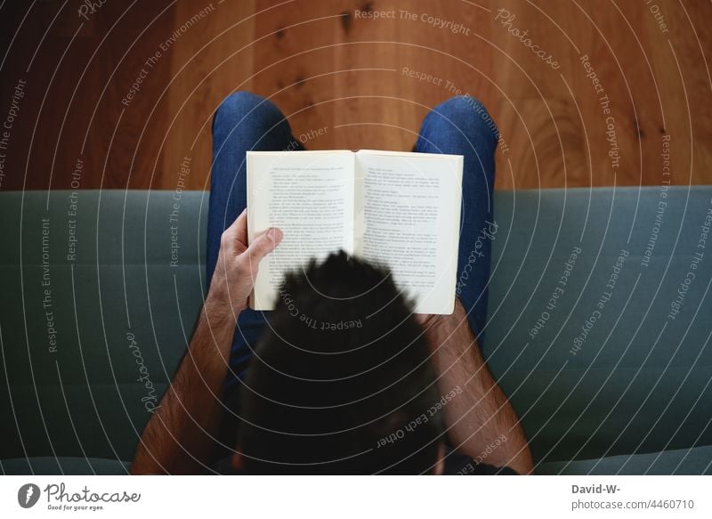 Mann liest ein Buch lesen Bücher Ruhe Lernen Spaß Bildung Roman Literatur Lesestoff Wissen Weisheit Studium