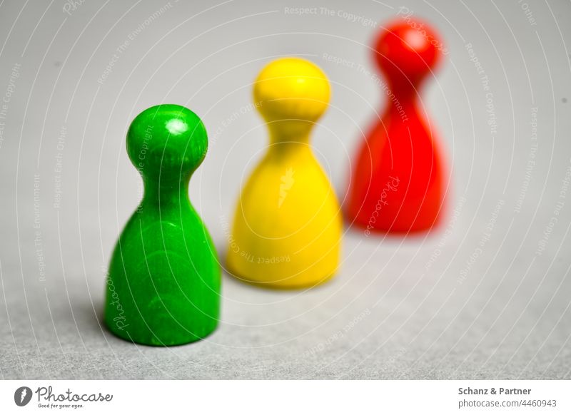 Spielfiguren mit den Farben der Ampel Brettspiel Koalition rot grün gelb Ampelkoalition Politik Holzfiguren DIE GRÜNEN Grüne SPD FDP