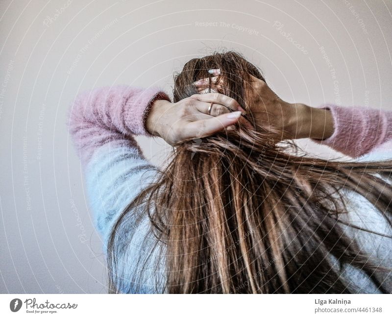 Frau, die ihr Haar hochsteckt Behaarung Haare & Frisuren Haarsträhne Kopf Hände