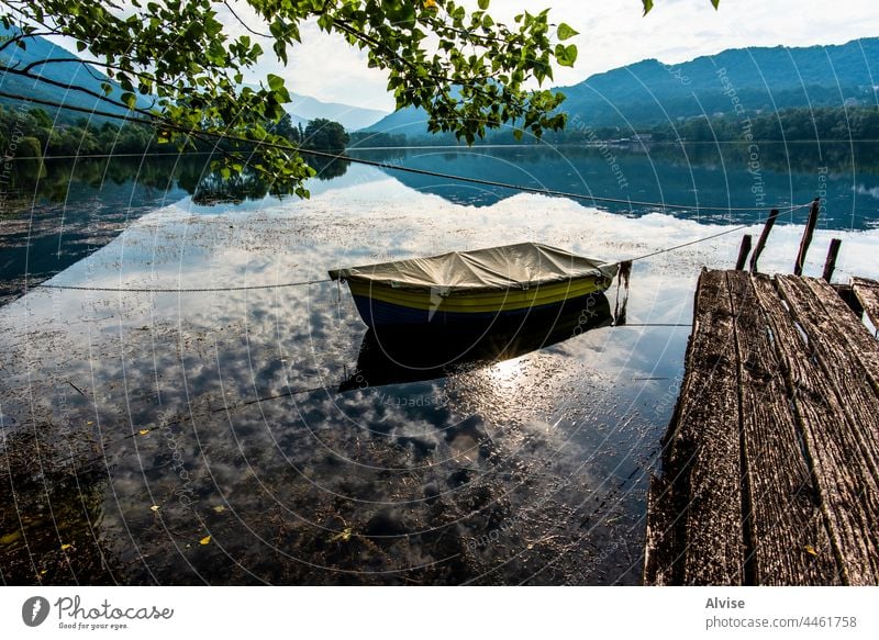 2021 07 25 Revine Lago wartet auf Sonntag Wasser Sommer See Boot Urlaub reisen Natur Himmel Landschaft Tourismus Fluss Feiertag im Freien schön blau MEER