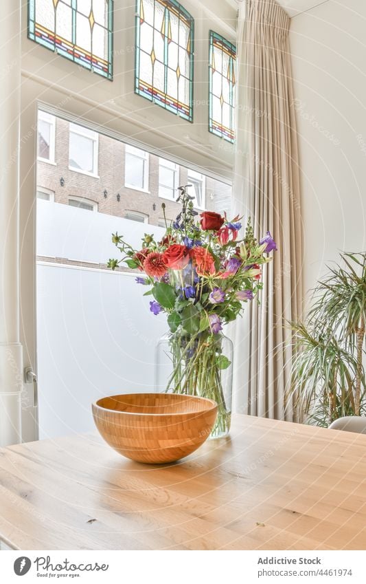 Vase mit Blumen auf Holztisch Tisch Appartement gemütlich Dekoration & Verzierung Innenbereich Blumenstrauß Haufen Blütezeit Pflanze aromatisch sortiert