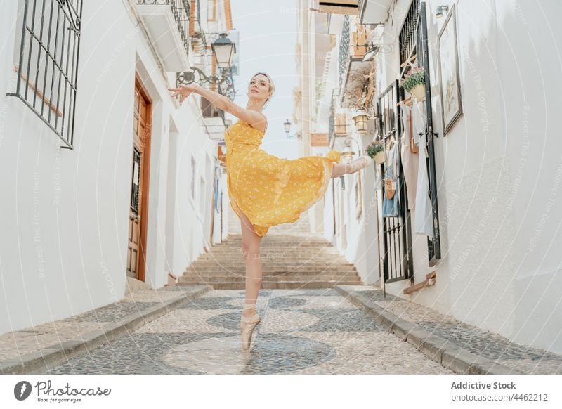 Anmutige Ballerina, die auf Zehenspitzen steht und das Bein hebt Gleichgewicht Fähigkeit Kunst Tanzen positionieren Choreographie Körperhaltung Frau ausführen