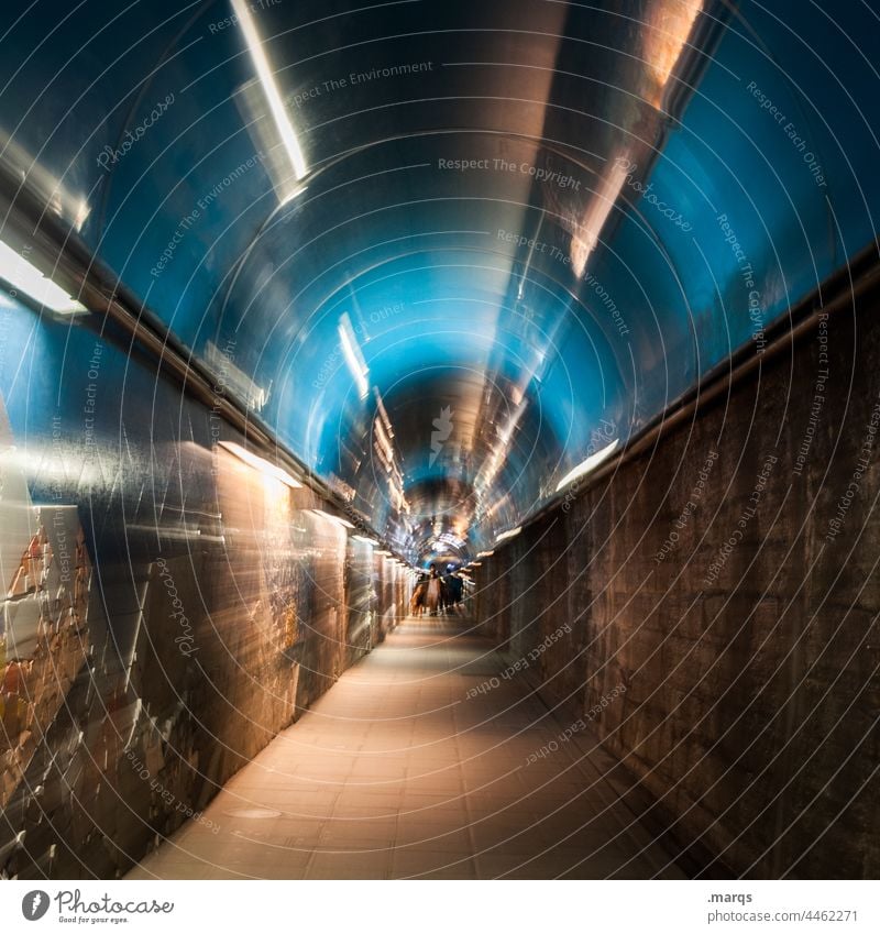 Durchgang Gang Unterführung Tunnel Wege & Pfade Fußgänger Tunnelblick Symmetrie Architektur Bauwerk anders Bewegung Kunstlicht Untergrund Mensch unterirdisch