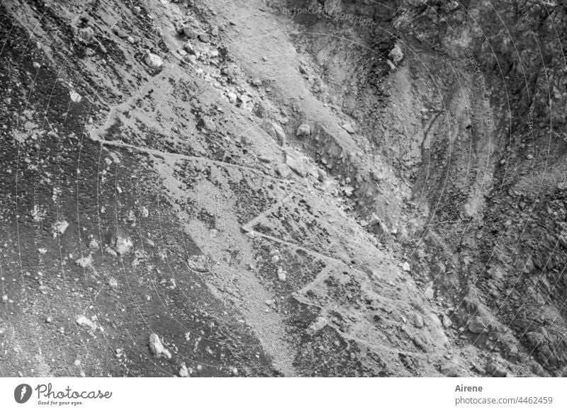 noch einen Zacken zulegen Berg steil Weg Serpentinen zickzack Aufstieg Hochgebirge Bergweg Wanderweg Alpen alpin Geröll Geröllfeld Gefahr gefährlich