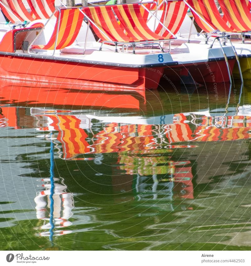 Die Leichtigkeit | des Sommers See Schönes Wetter Tretboot Erholung Bootsfahrt Wasser Sonnenlicht Fernweh hell Schiff idyllisch Wasserspiegel sonnen Liegestuhl