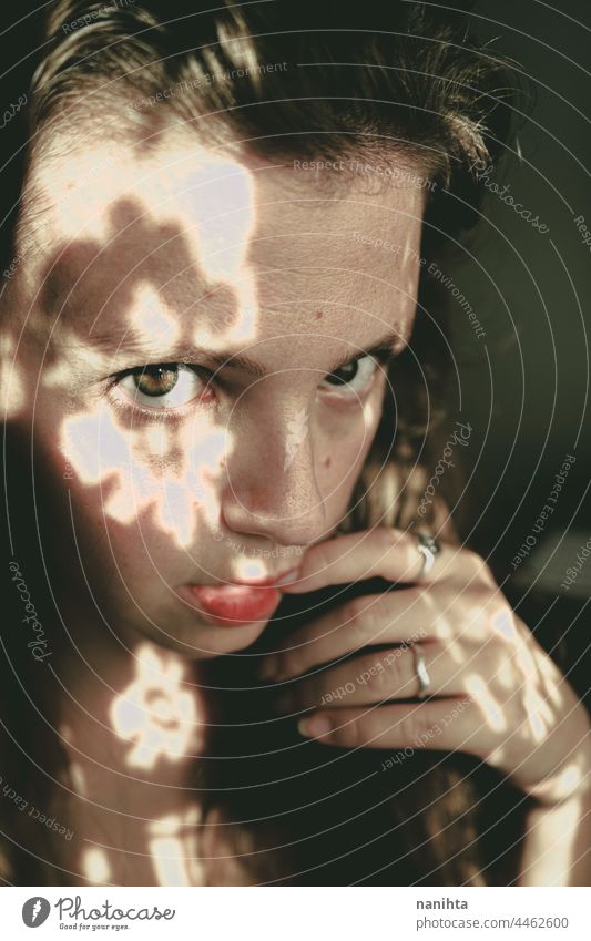 Künstlerisches Porträt einer jungen Frau mit Retro-Schattenspiel-Stil Spitze Mysterium geheimnisvoll Femme fatale attraktiv Licht natürlich Stimmung dunkel