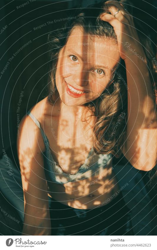 Schattenspiel Porträt einer jungen und selbstbewussten Frau Glück Lächeln Fröhlichkeit Gesundheit attraktiv shado Sonnenlicht natürlich Licht sonnig BH