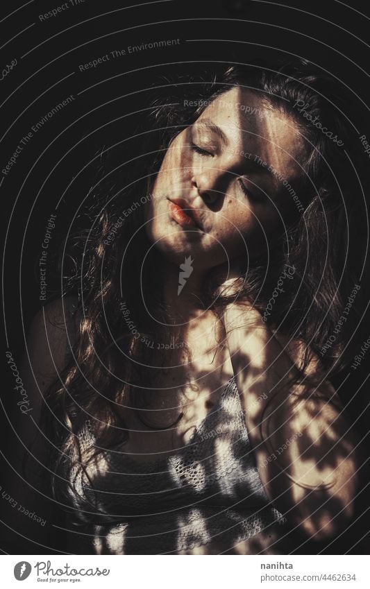 Künstlerisches Porträt einer jungen Frau mit Retro-Schattenspiel-Stil Spitze Mysterium geheimnisvoll Femme fatale attraktiv Licht natürlich Stimmung dunkel