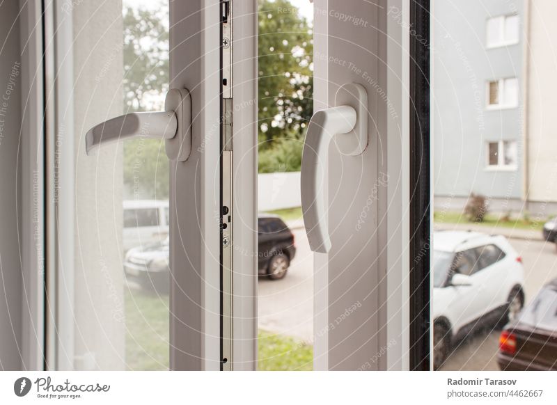 Griffe geöffnetes Kunststofffenster Fenster Handgriff weiß Innenbereich Glas Rahmen heimwärts Ansicht Sicherheit Hintergrund Design System Nahaufnahme