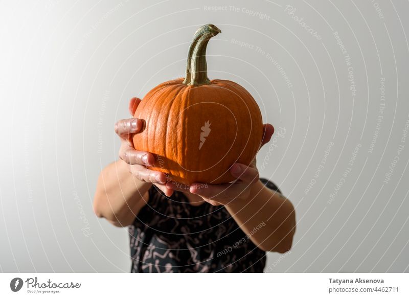 Frau hält Kürbis anstelle des Kopfes Halloween Porträt Beteiligung jack-o-lantern Hände Ernte spukhaft gruselig gesichtslos anonym Anonymität