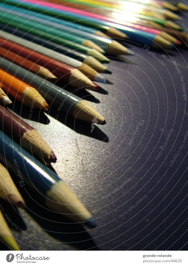 Buntstifte-4 Farbstift mehrfarbig Schreibstift Farbmittel Holz Farbe streichen zeichnen Künstler Schreibtisch