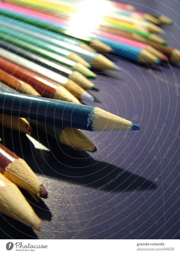 Buntstifte-3 Farbstift mehrfarbig Schreibstift Farbmittel Holz Farbe streichen zeichnen Künstler Schreibtisch
